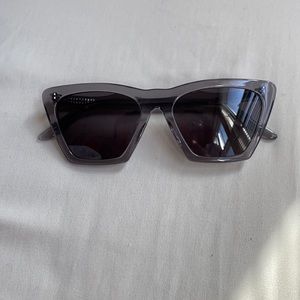 illesteva dark grey lisbon sunglasses